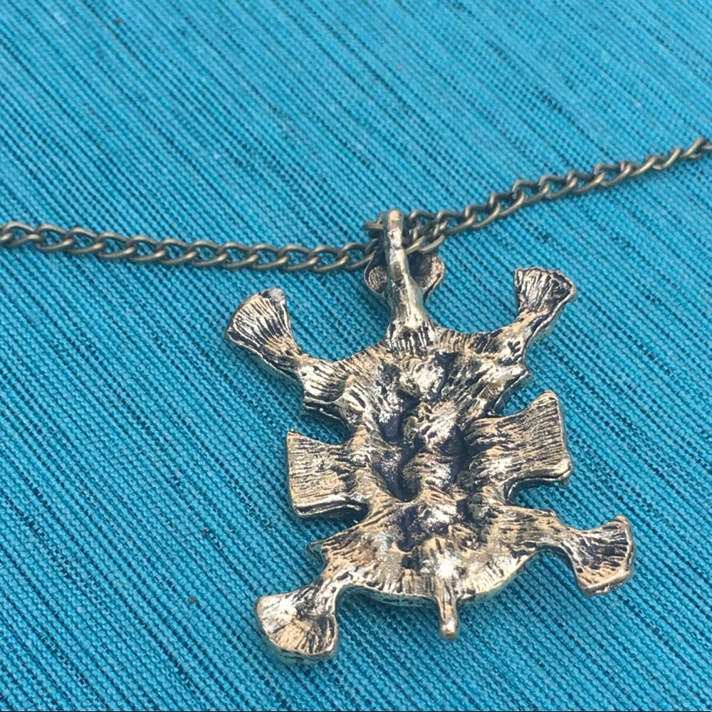 (T2) Turtle Necklace - Picture 4 of 4